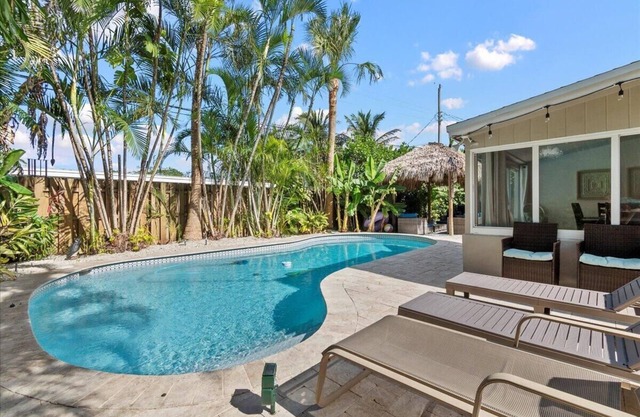 Serenity Tiki Beach House | King Size Bed!