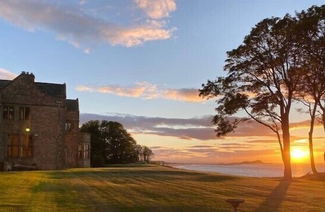 Set in beautifully landscaped gardens overlooking West Links, Broadsands Beach and Firth of Forth.