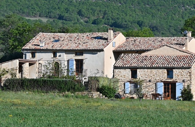 Set of 3 4* gîtes at the foot of the Luberon with swimming pool