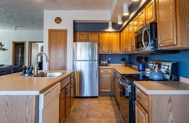 Seven Springs 4 BR Premium Condo, Deck with Views by RedAwning - Save 10% on 3 Nights, 15% on 5 Nights!
