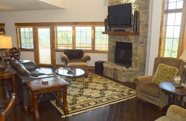Seven Springs 5 Bedrooms Premium Townhome, Ski In/Ski Out by RedAwning