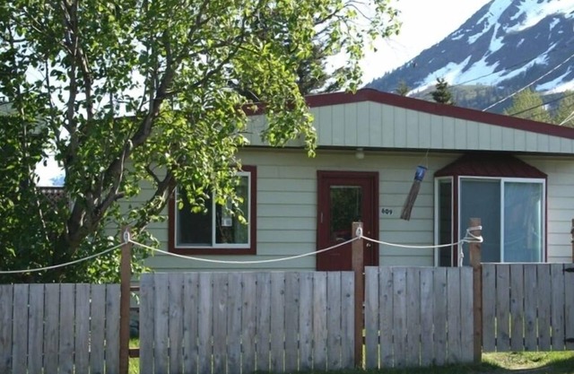 Seward Beachside Bungalow - Cottage on the Bay