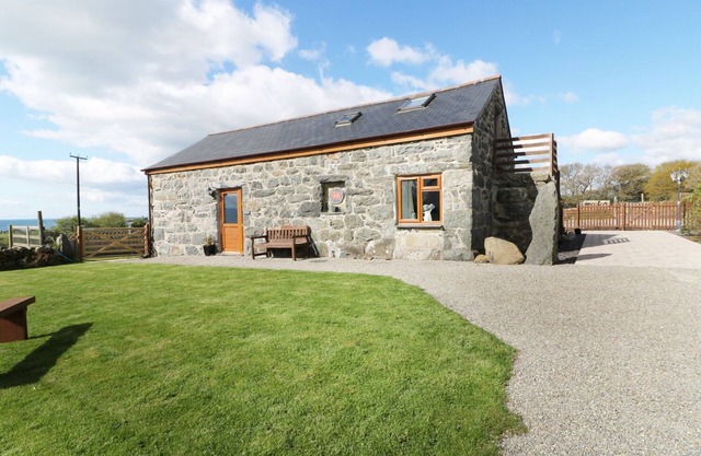 SGUBOR, pet friendly, luxury holiday cottage, with hot tub in Chwilog