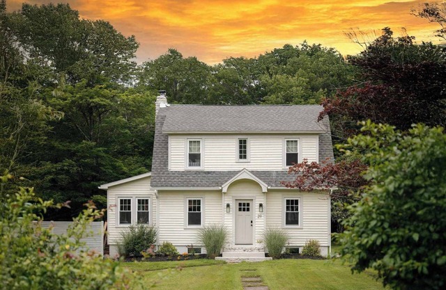 Shandelee Brook House: Hot Tub Serenity | Peaceful Surroundings | 5 Mins to Livi