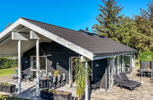 "Shania" - 300m from the sea by Interhome