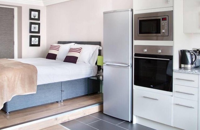 Sharply Decorated Studio Apartment w/ Kitchen & WiFi - Steps to Dining & Shops