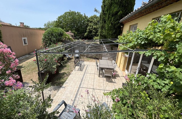 Shelby - Gîte Atypique 6 Personnes à 5mn D'uzès Style Loft Ambiance Automobile