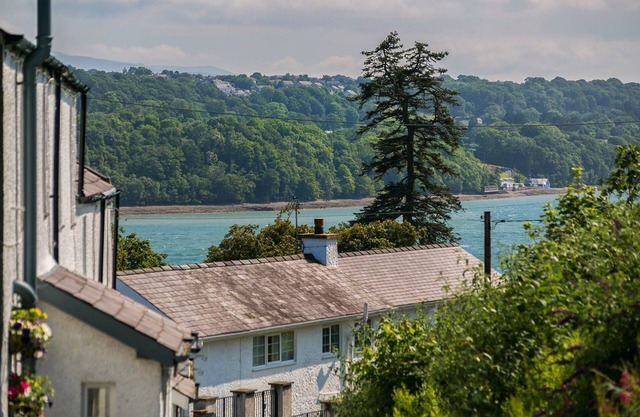 Shell Cottage - a dog that sleeps 4 guests in 2 bedrooms