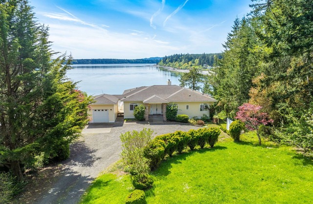 Shelton Waterfront: Hot Tub, Firepit & Garden