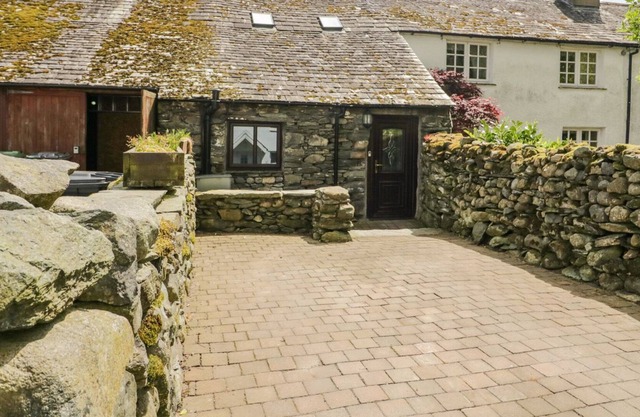 SHEPHERD'S COTTAGE, pet friendly, with open fire in Coniston