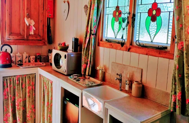 Shepherd's Hut in Romsey with Fire Pit