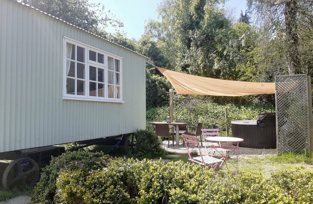 Shepherds Hut' Littlebourne, Canterbury (hot tub)