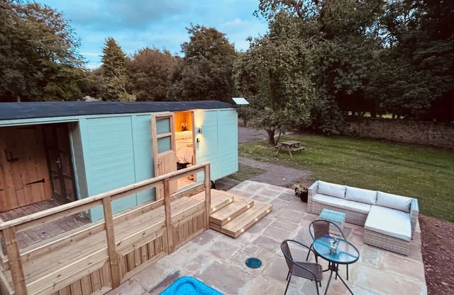 Shepherds Hut With Hot Tub