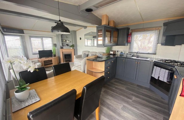 Sherwood 472 - central heating, Pet friendly, WiFi, bed linen - Golden Palm Resort - Meadow Lakes Caravan & Lodge Hire