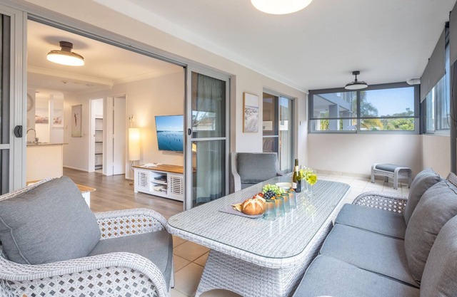 Shoal Bay Beach Apartments, 9 2 Shoal Bay Road, air conditioning, complex swimming pool and lift