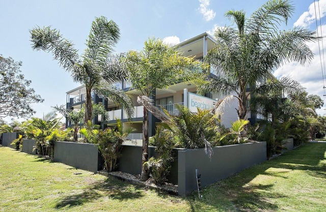 Shoal Bay Beach Apartments, 18/2 Shoal Bay Road - fantastic air conditioned unit with a pool & lift