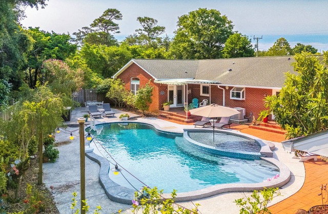 Shoreline Estate-5BR Pool Retreat w/Chef's Kitchen