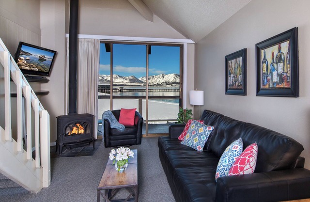 Shoreline Serenity: Ski-In, Beach-Out at Tahoe, Free Parking, Pool and Spa
