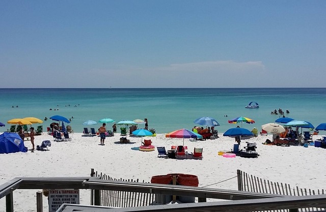 Shoreline Towers 3045 - free beach chair setup