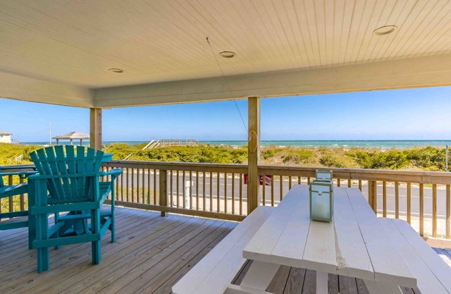 Shoreside Cottage - Classic 2 BR Beauty - Amazing Views from Covered Porch! Dog