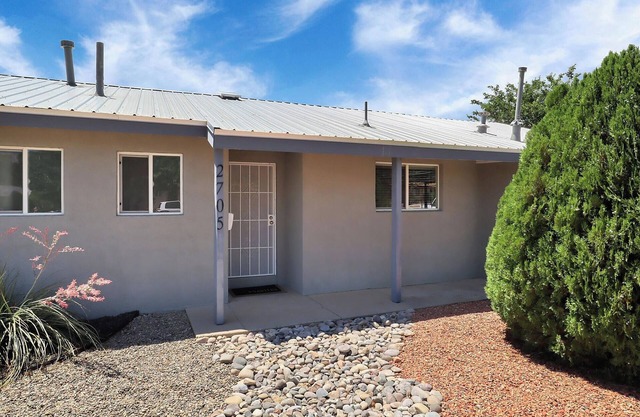 Short Drive to Balloon Fiesta Park. 5 blocks from shopping malls & dining
