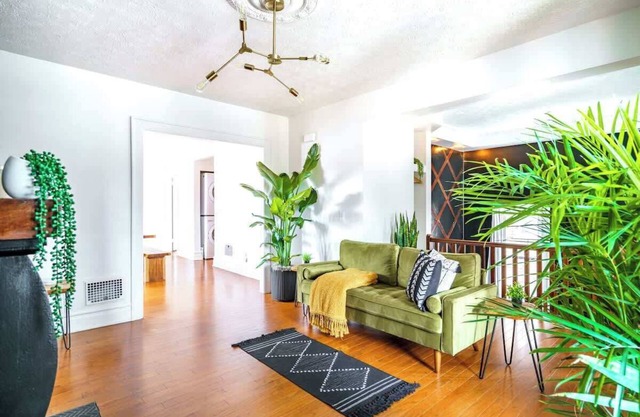 Short North/Downtown | Steps to High St | Walk to Convention Ctr | Free Parking