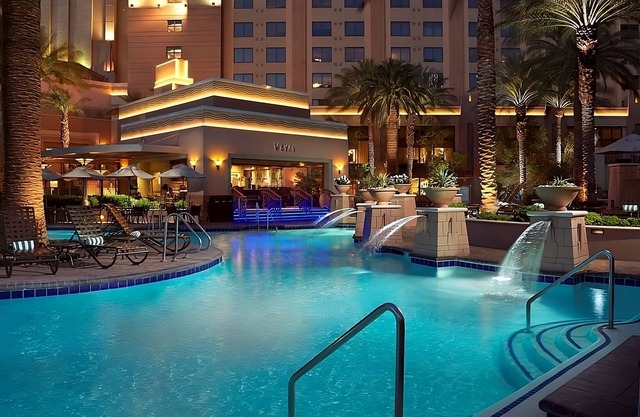 Short Walk to Adventure Dome Theatre Park | Relaxing Room w/Full Kitchen