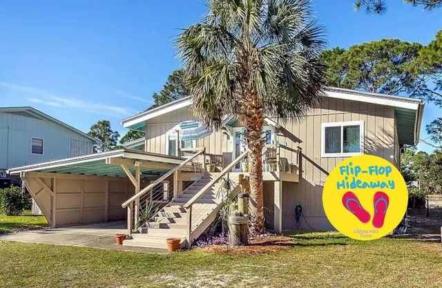 ☼ Short Walk to Beach! Canal Front w/Game Room @ Flip-Flop Hideaway
