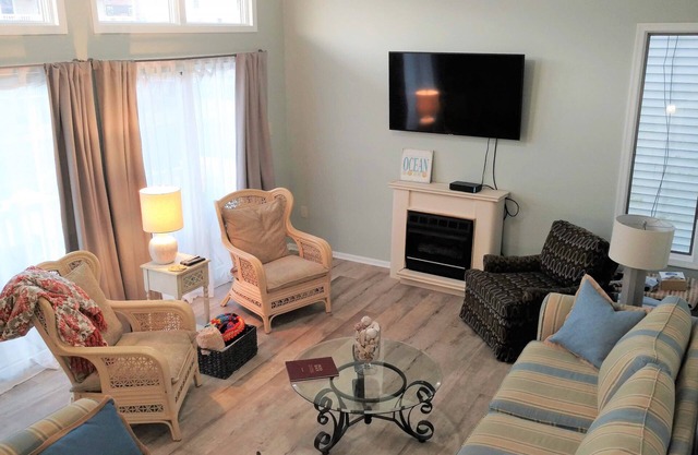 Short Walk to Beach - Northend 2Bd/2Bth