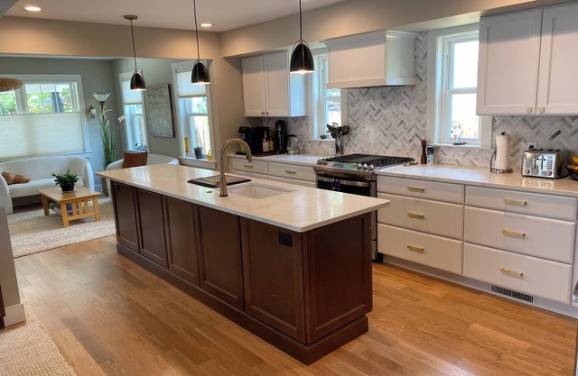 Short Walk to the Big House, Modern Spacious 3 BR + Basement Suite, 3.5 baths