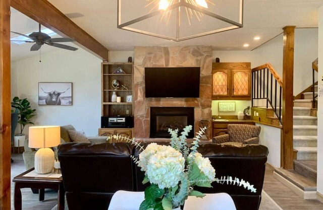 Shuttle to Resort, Remodeled 1930 sqft, Family Friendly, Large Outdoor Space