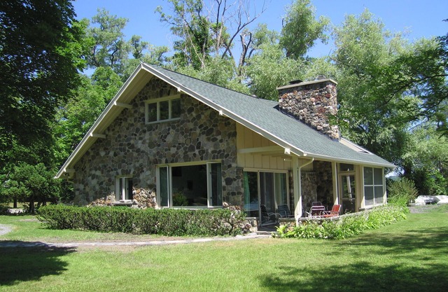 Side-by-side lakefront cottages! Outdoor space galore!