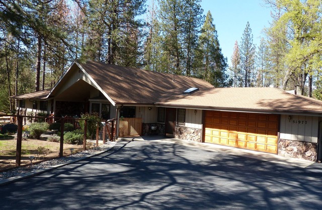 SIERRA ESCAPE! SPACIOUS COUNTRY HOUSE WITH POOL & SPA-20 MINUTES FROM YOSEMITE!