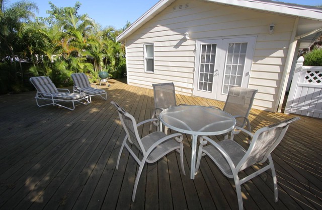 Siesta Key Getaway – Pet Friendly & Steps to Beach: Siesta Bungalow by RVA