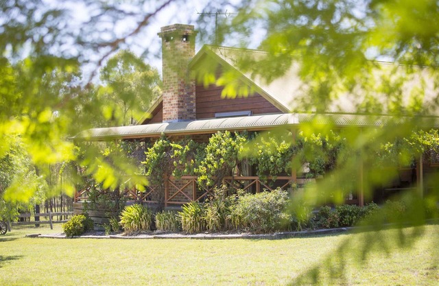 Silky Oak Cottage & Studio - Delightful country cottage along popular Hermitage Rd