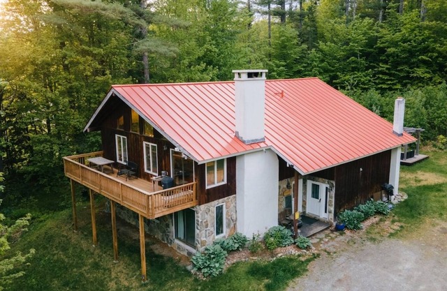 Silver Birch Chalet: 8-bdrm mountainside with hot tub