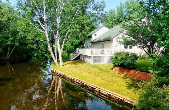 Silver Lake. Perfect Location! Very Nice. Comfy & Clean.
