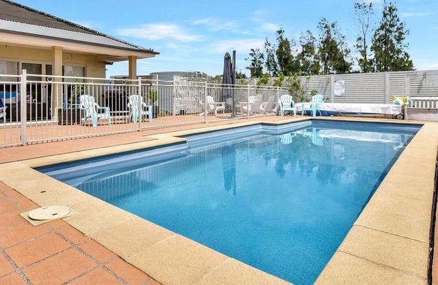 Silver Springs Estate 4br house + 6br house with Wifi, Pool. Fireplace, Views, Olives and Space