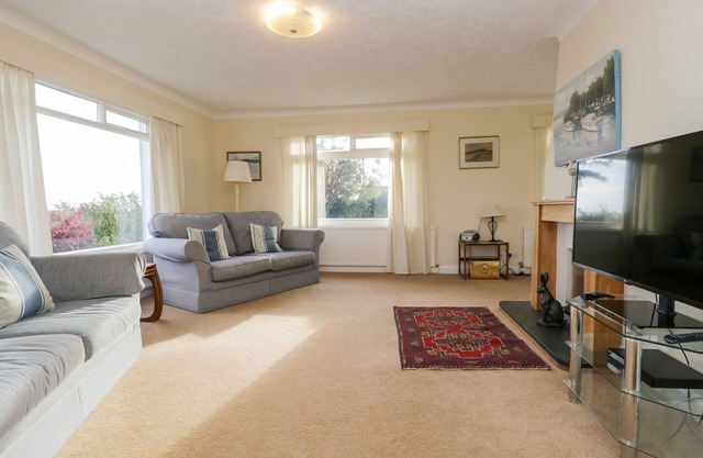 SILVERDALE MOUNT, pet friendly, with a garden in Grange-Over-Sands