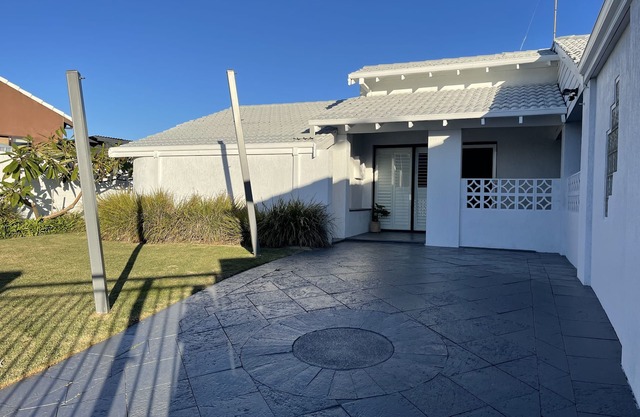 SilverSands Beachhouse 100mts frm Beach Sleeps 11