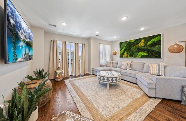 Simon Stays I Grand Oasis