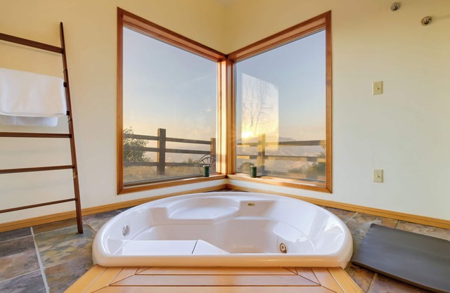 Simple Life Ranch w/Hot Tub & Sauna in Keene!