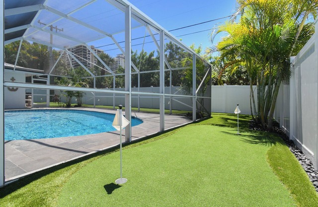 Singer Island Beach, Heated Pool, PUTT PUTT, Pool Table & 5 min walk to Beach!