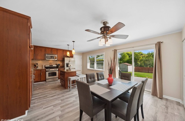 Single Family home in Schaumburg, IL 3 bed/2 full baths/fully fenced backyard