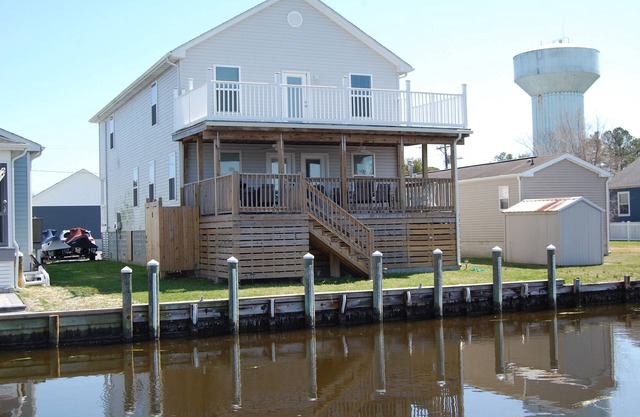 SINGLE HOME Located in the quiet community Swann Keys