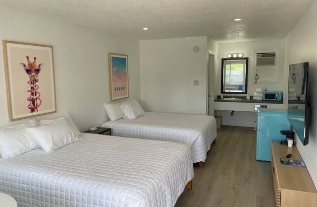Single King Room w/Sleeper Sofa (main level)