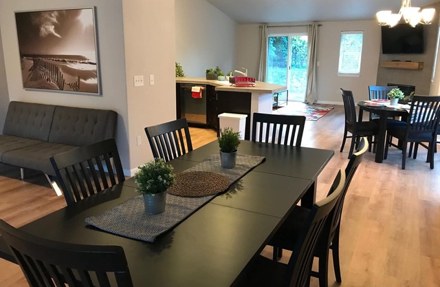 Single Level new remodeled 3bedroom 2 full bath large yard Fenno creek Home