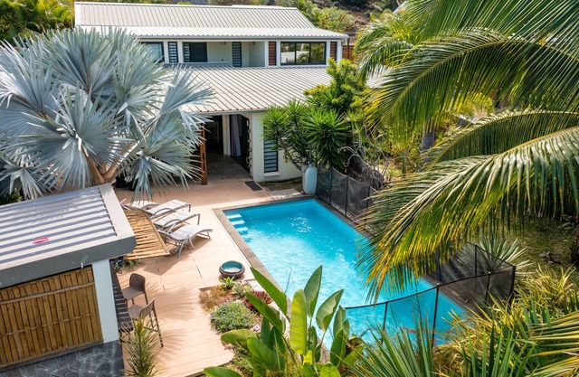 Single storey villa with heated pool in tropical garden in St-Gilles les Bains
