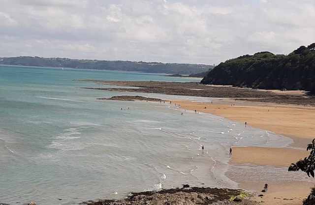 single-storey house 600 m beach