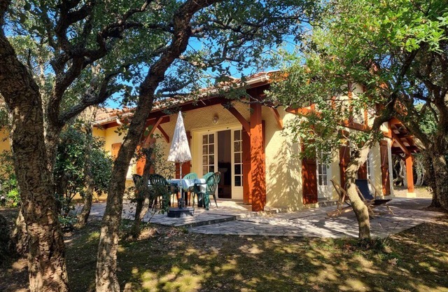 Single-storey house for 5 holidaymakers with shared garden at the foot of the supervised beach.
